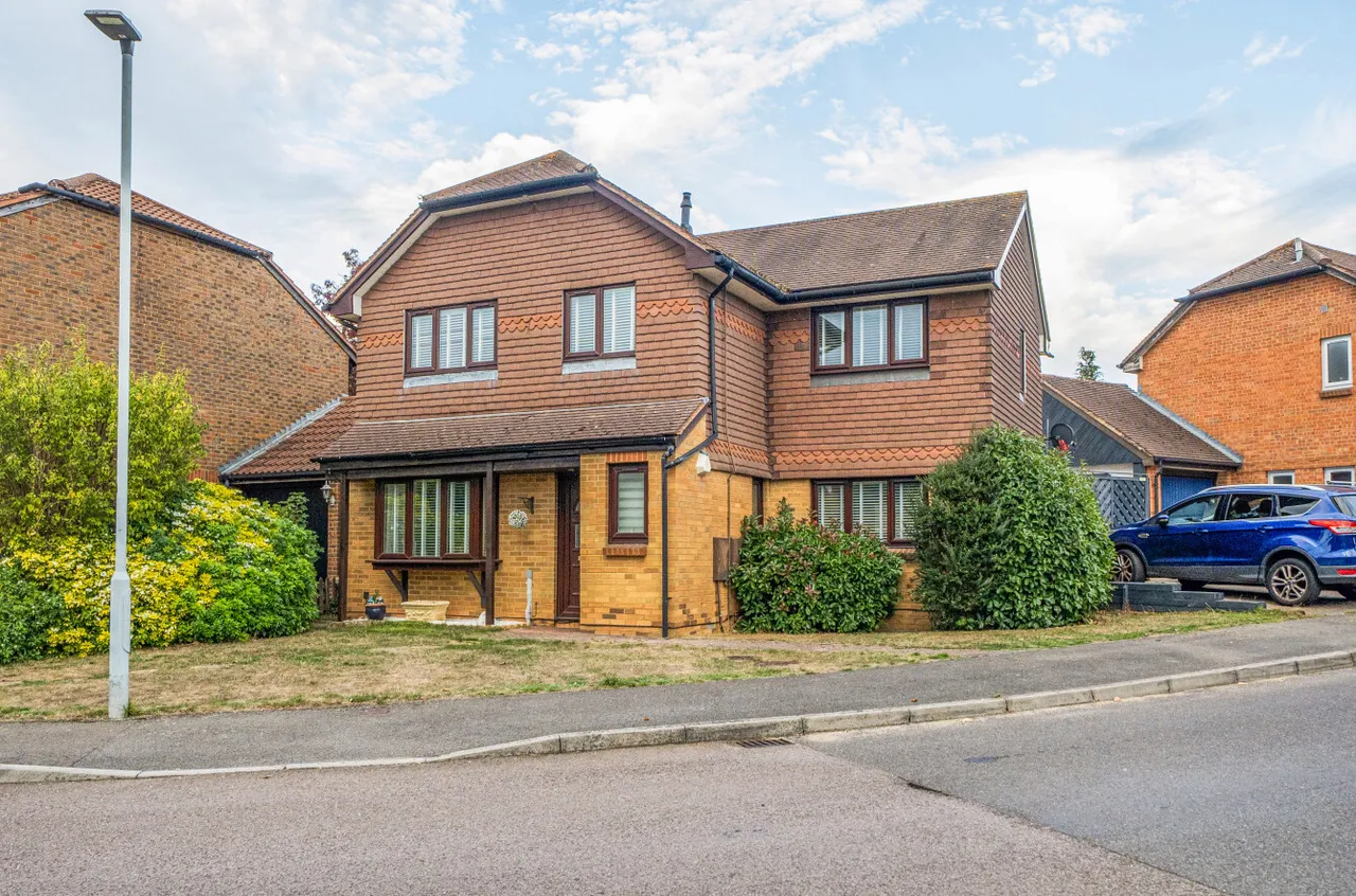 4 bed house for sale, Shakespeare Way, Warfield, RG42