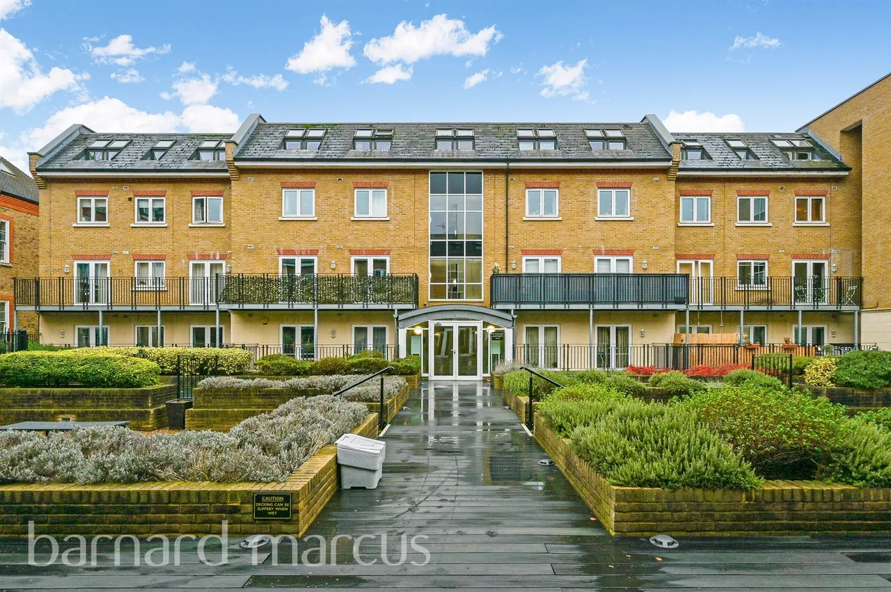 2 bed flat for sale — Garratt Lane, London