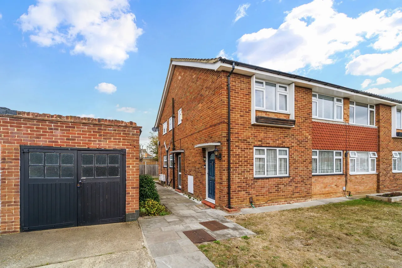 2 bed flat for sale, Nightingale Drive, West Ewell, KT19