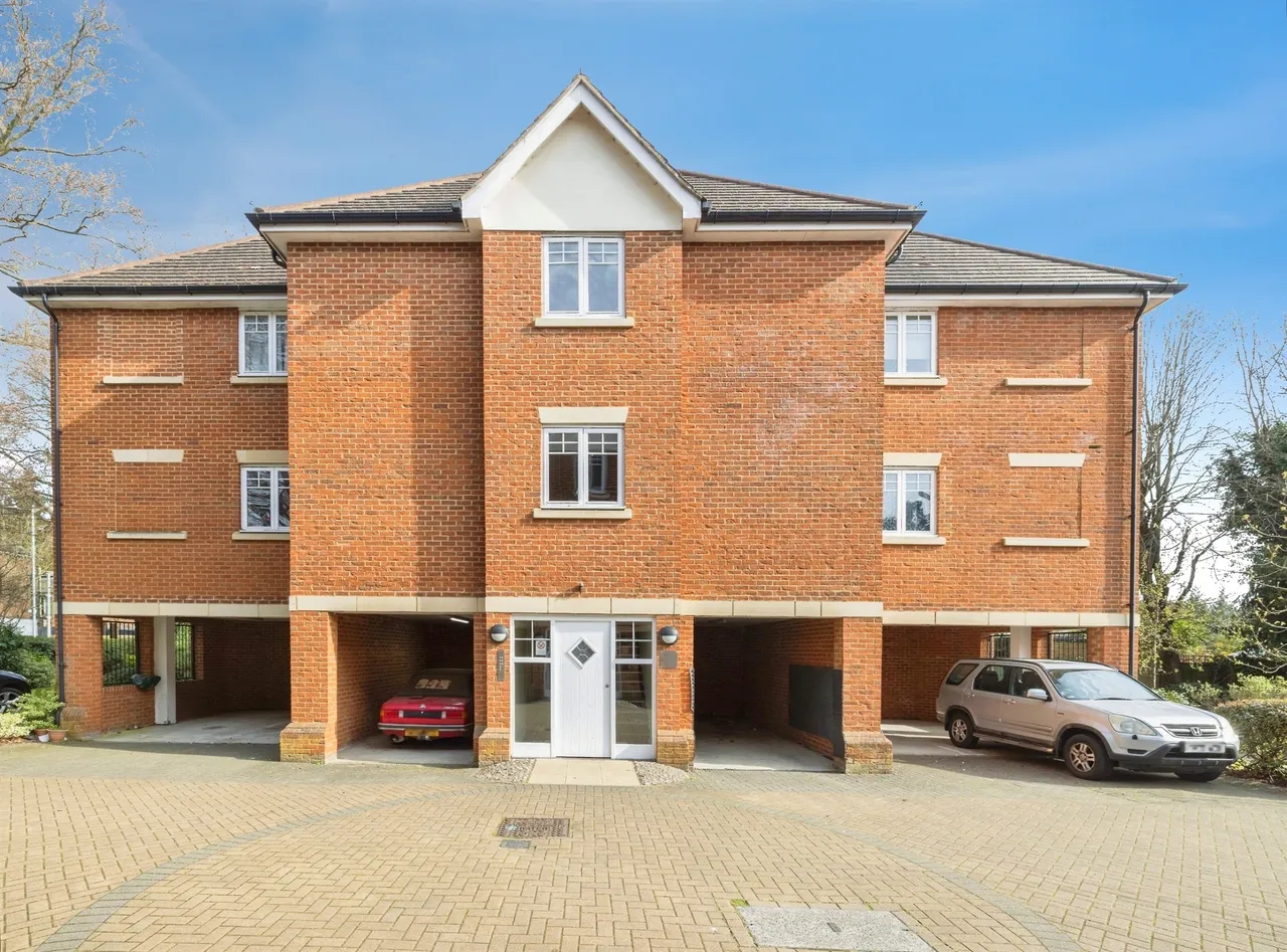 2 bed flat for sale — Priory Fields, Watford