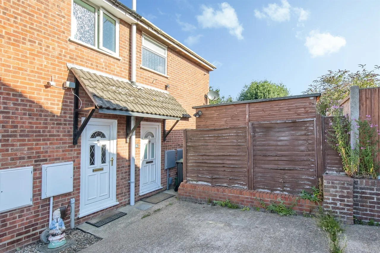 2 bed house for sale — Redwood Close, Colchester