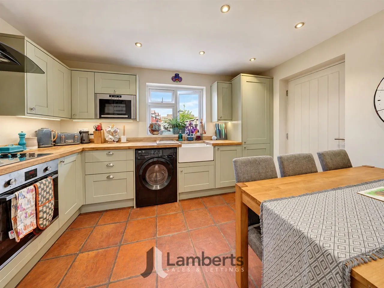 16a Watts Road, Studley, photo 3