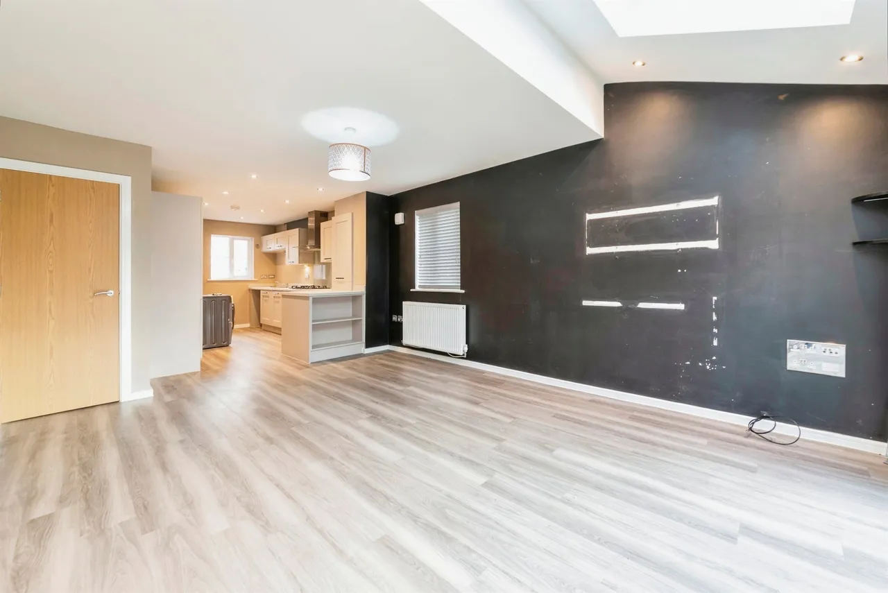 3 bed house for sale — Queen Eleanor Avenue, Grantham