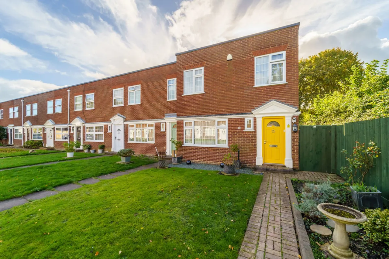 4 bed property for sale, Shaftesbury Crescent, Staines Upon Thames
