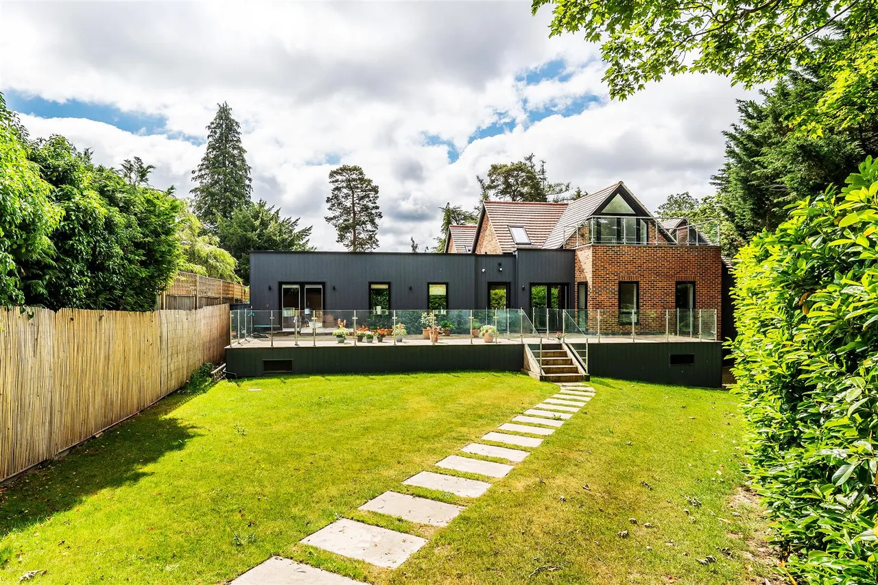 3 bed flat for sale, One Parkers Hill, Ashtead, KT21