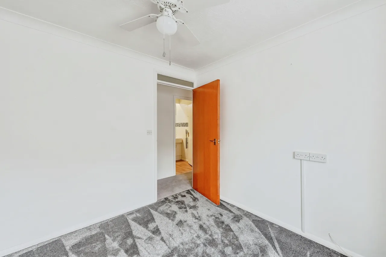 Victoria Road, Horley, photo 11