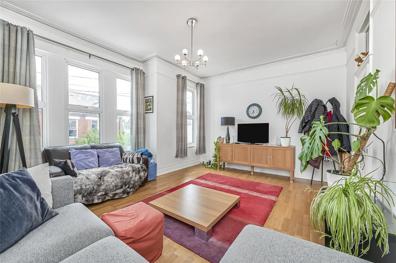 3 bed flat for sale — Hazelbourne Road, London, SW12