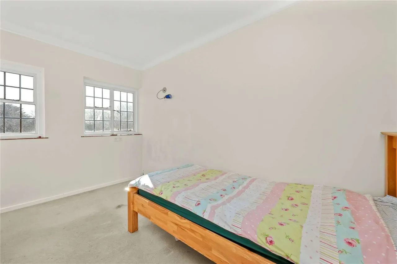 Clare Hill, Esher, Surrey, KT10 9NA, photo 9