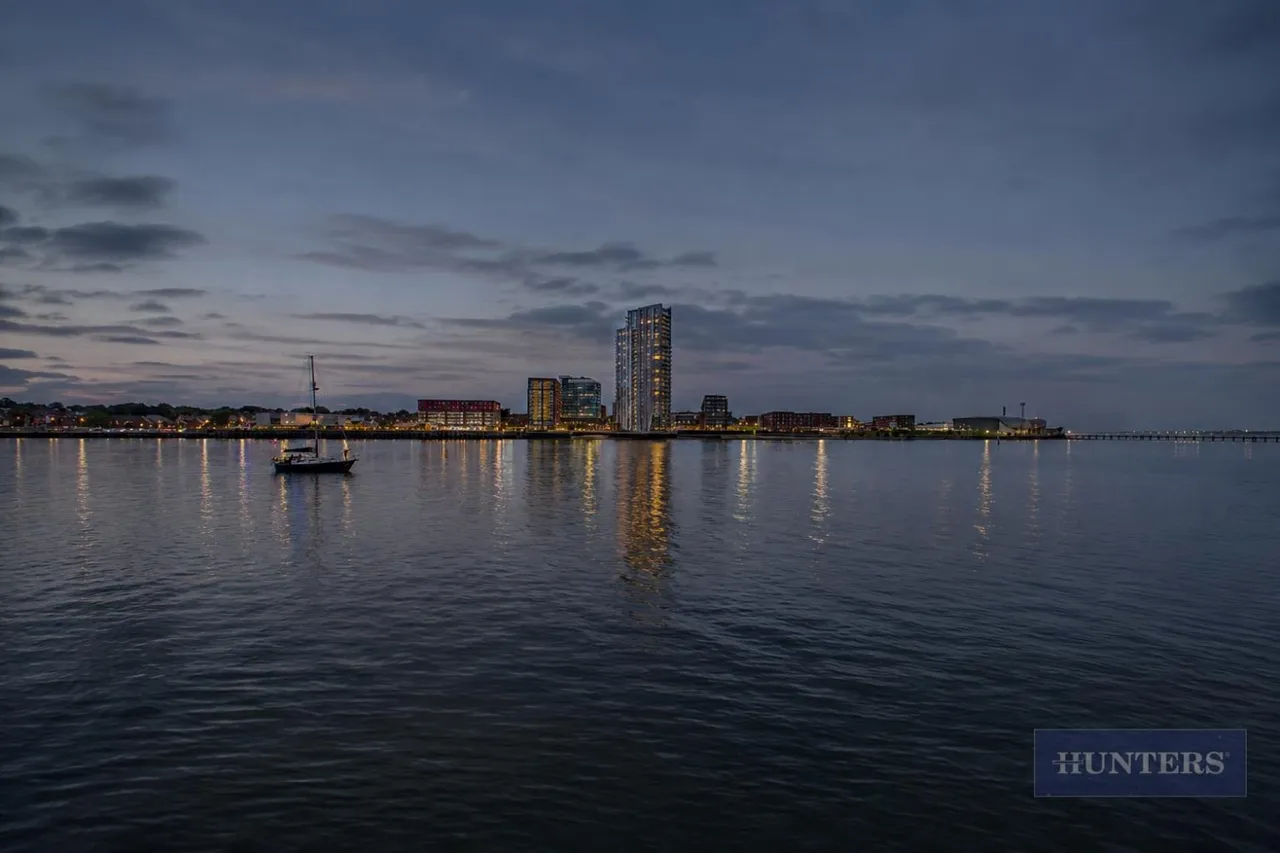 3 bed house for sale — Calshot Court, Ocean Village, SO14
