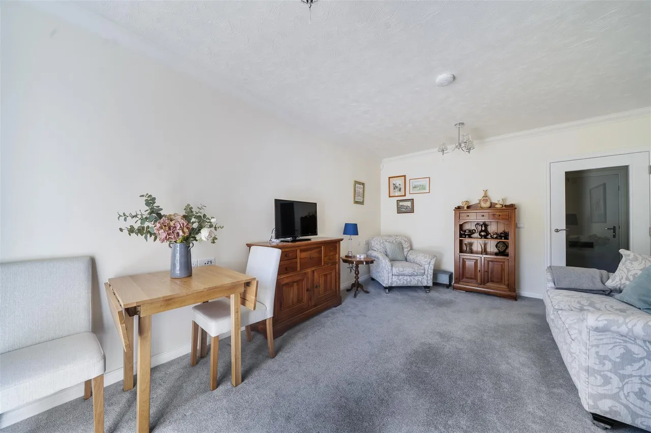 Great Tattenhams, Epsom, KT18, photo 5