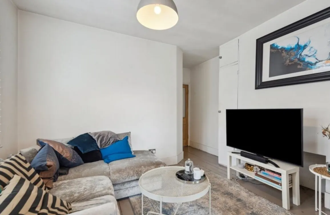 3 bed flat to rent, Cowley Road, Mortlake, SW14