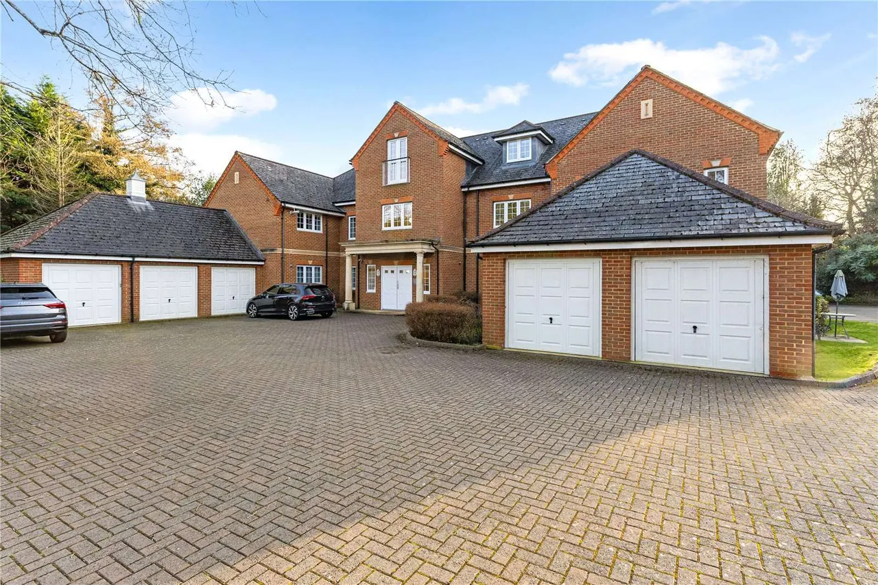 2 bed flat for sale — Bearsden Court, Charters Road, Ascot, Berkshire, SL5 9SJ