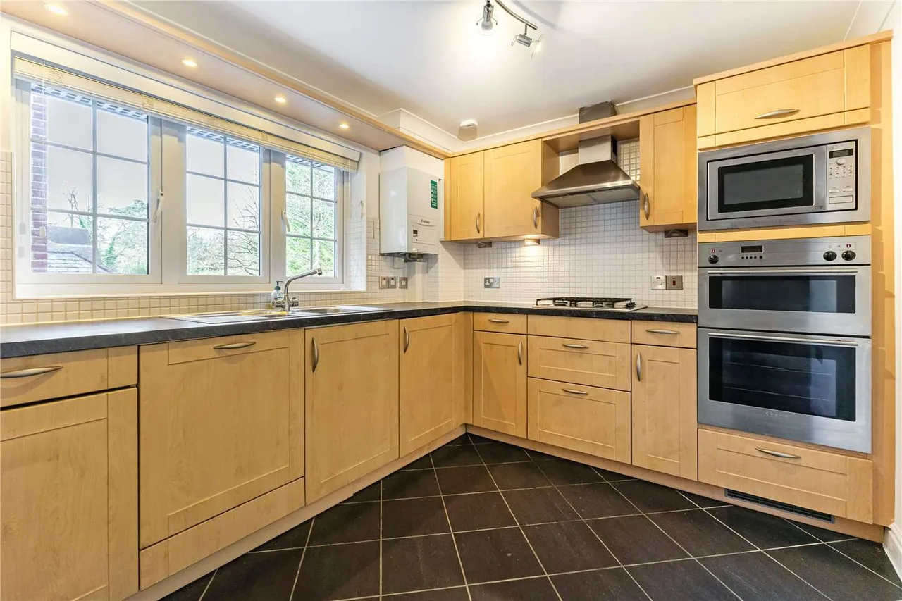 Bearsden Court, Charters Road, Ascot, Berkshire, SL5 9SJ, photo 4