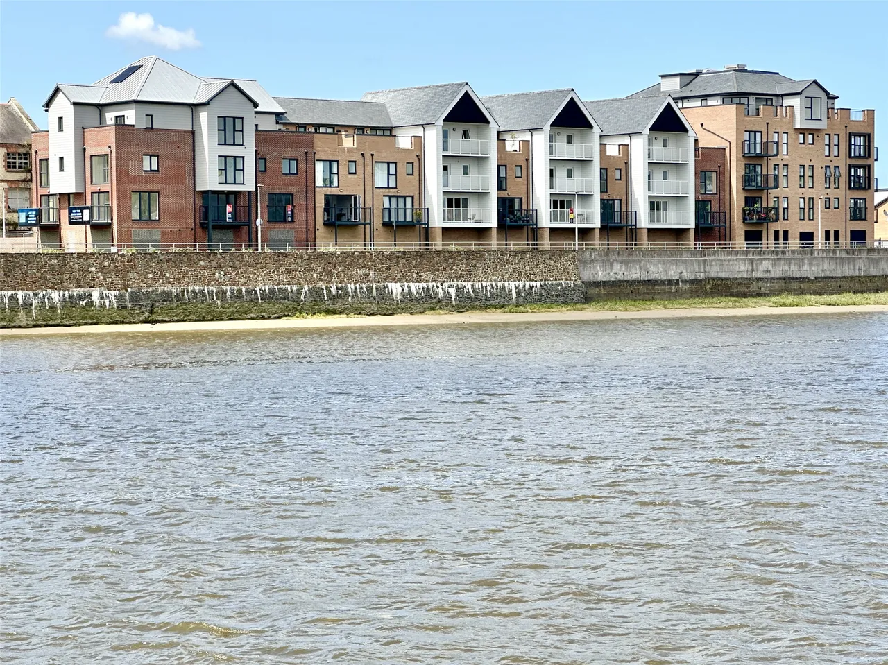 Delightful Riverside Roof Terrace, Balcony & Double Garage, EX31, photo 6