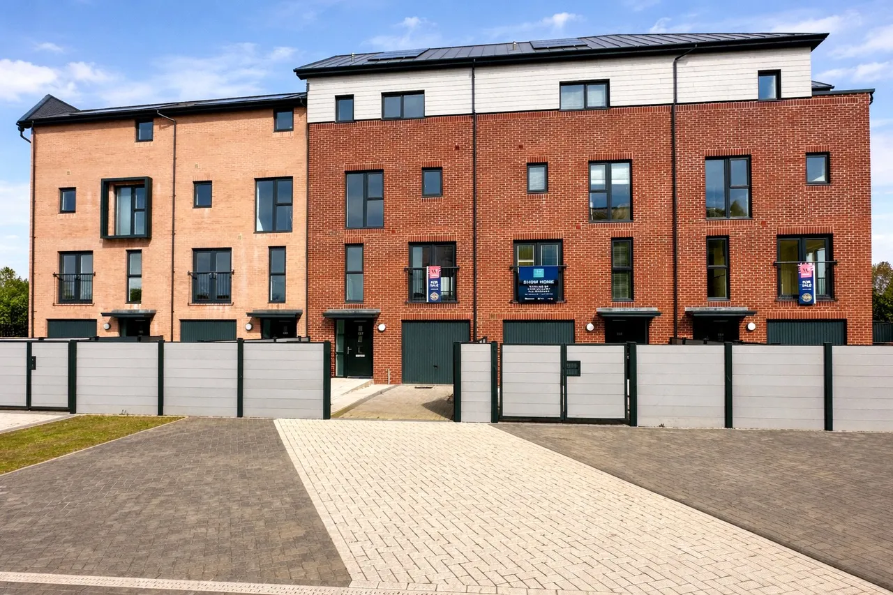 Delightful Riverside Roof Terrace, Balcony & Double Garage, EX31, photo 5