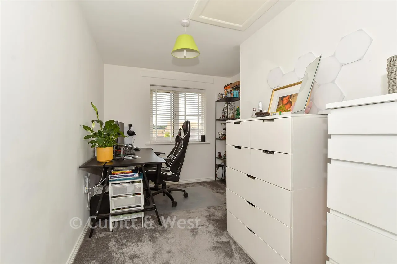 Illett Way, Faygate, RH12, photo 6