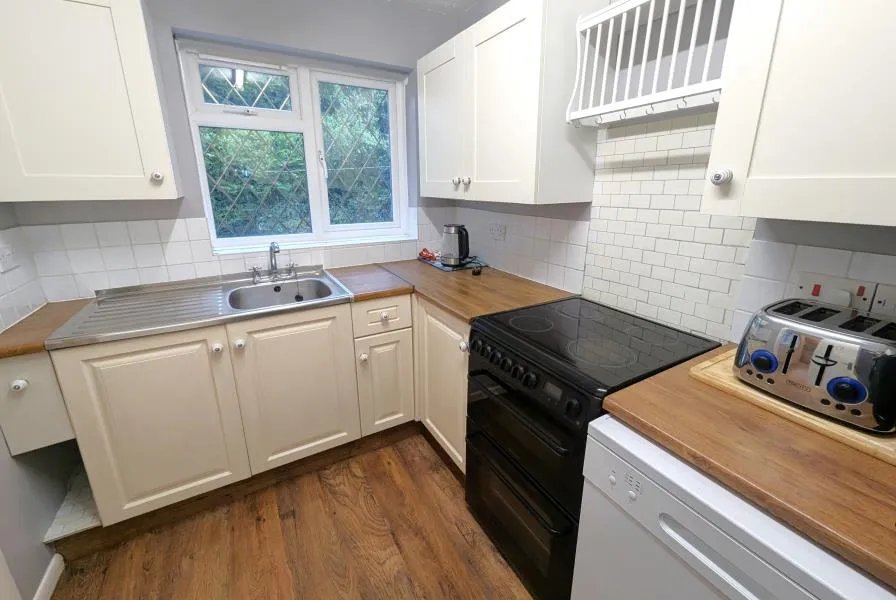 Meadowbank Road, Lightwater, GU18, photo 3