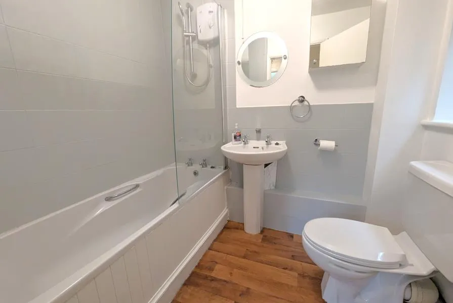 Meadowbank Road, Lightwater, GU18, photo 8