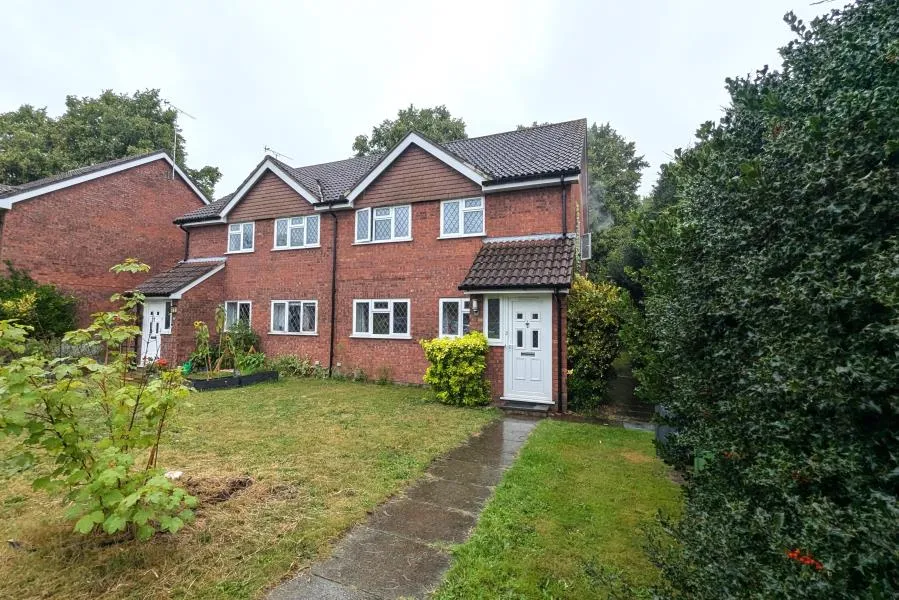 2 bed flat to rent, Meadowbank Road, Lightwater, GU18