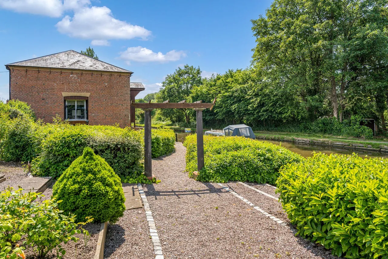 Flat 8, Brindley Wharf Waterfront, Warrington, Preston On The Hill, WA4 4AU, photo 17
