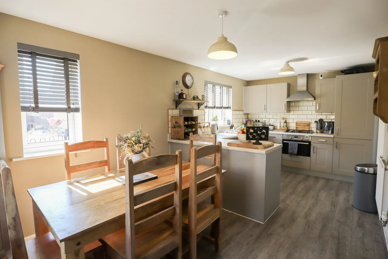 Rutherford Close, Calne, photo 2