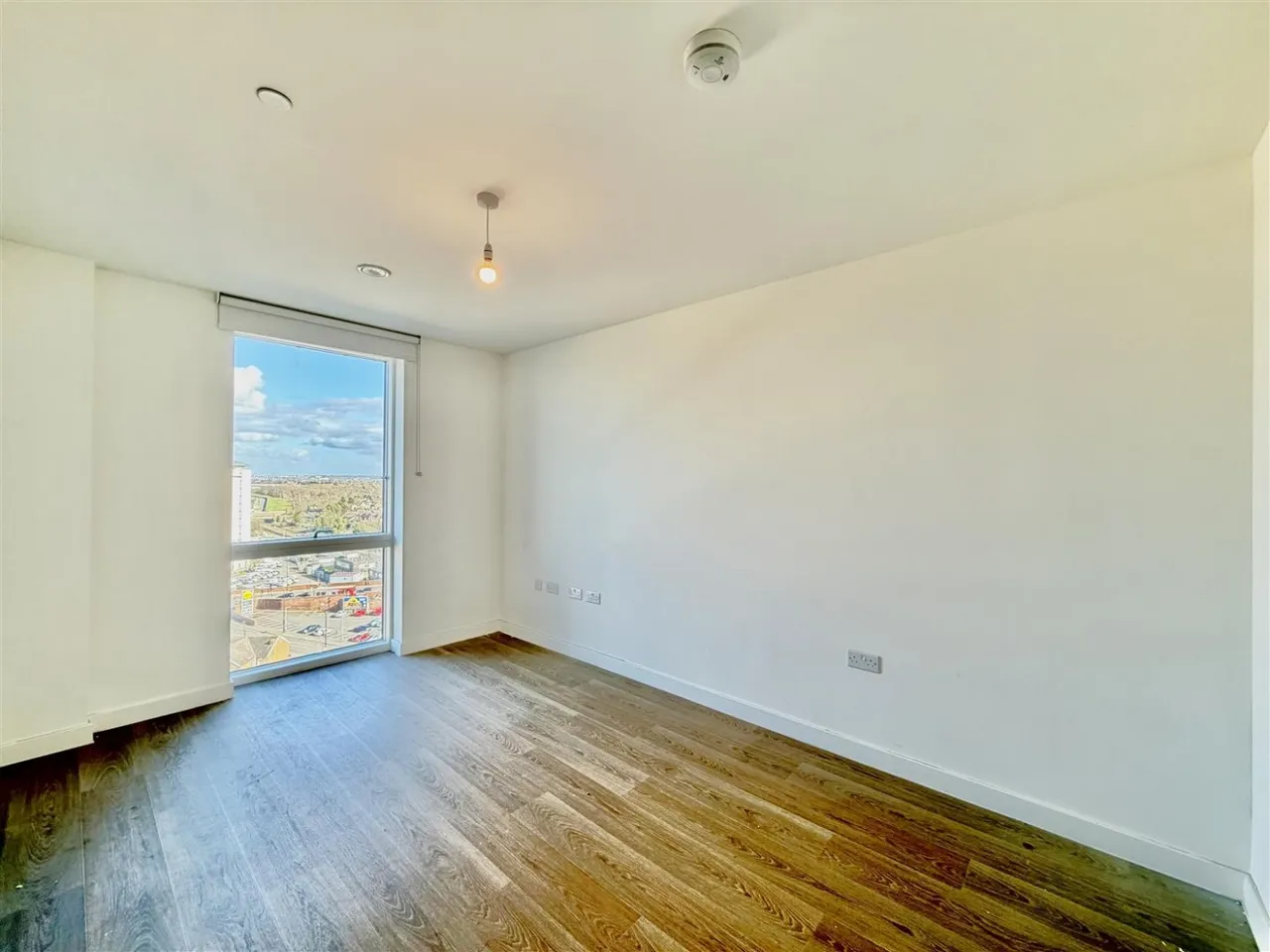 bed Apartment To LetNew Road, Triangle, TW14, photo 11