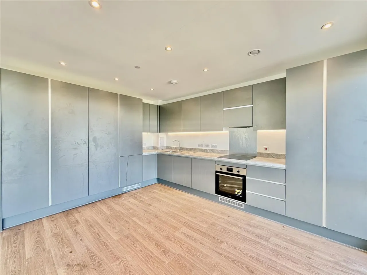 2 bed flat to rent, bed Apartment To LetNew Road, Triangle, TW14