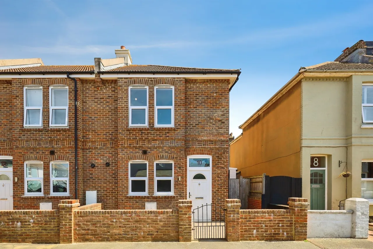 3 bed house for sale — Fairlight Road, Eastbourne