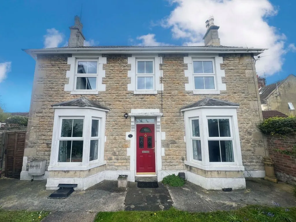 4 bed house for sale — North Street, Calne
