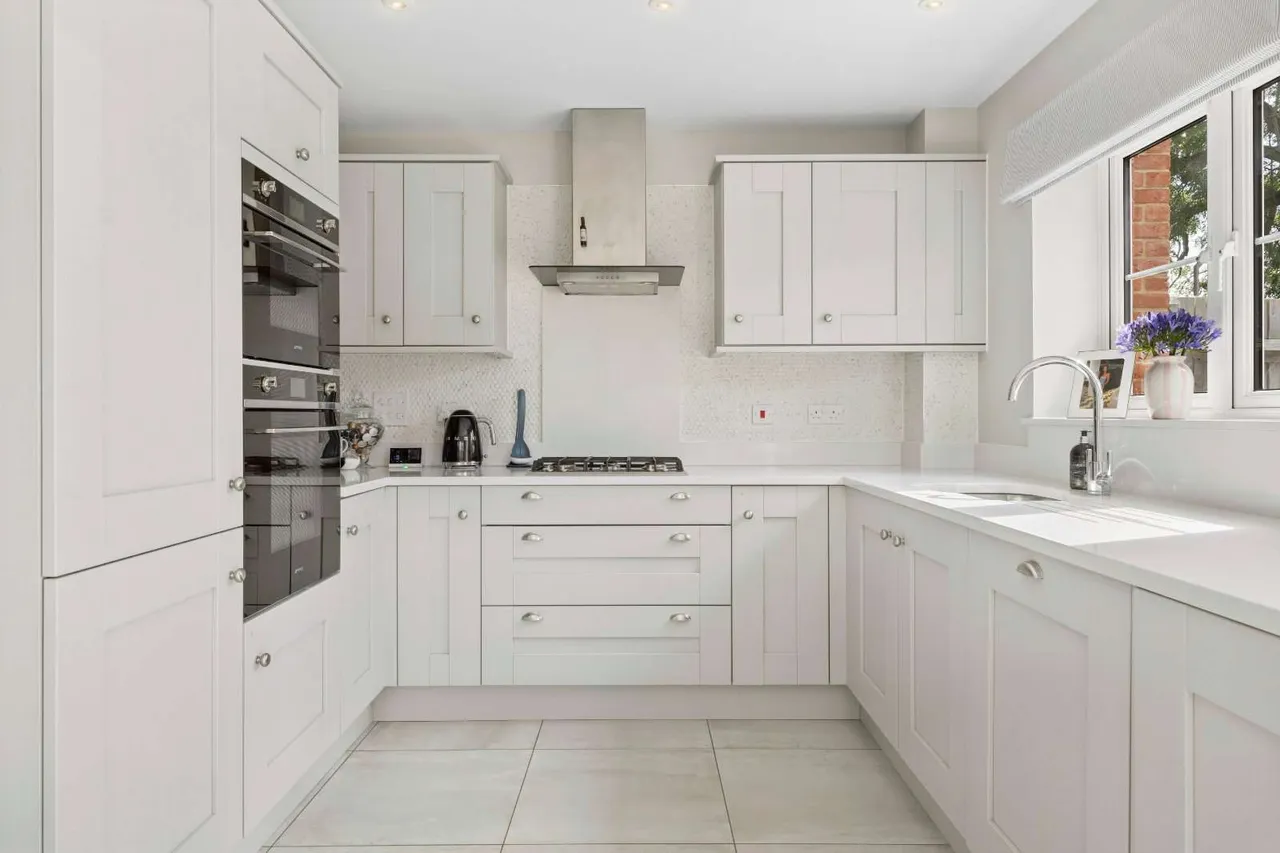 Skylark Place, Badshot Lea, Farnham, Surrey, GU9 9FR, photo 2