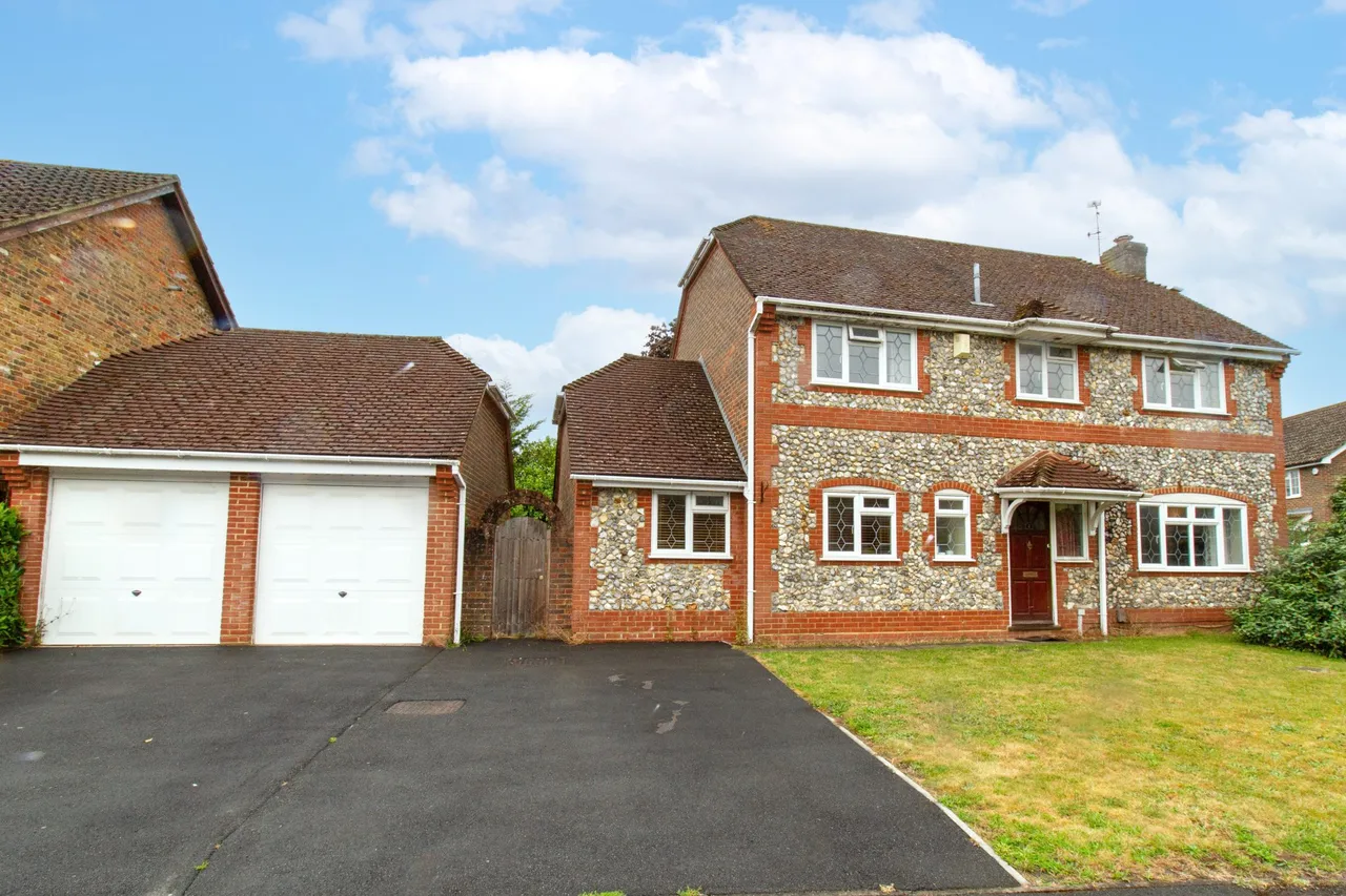 4 bed house for sale — Hawkins Grove, Church Crookham, Fleet, GU51 5TX