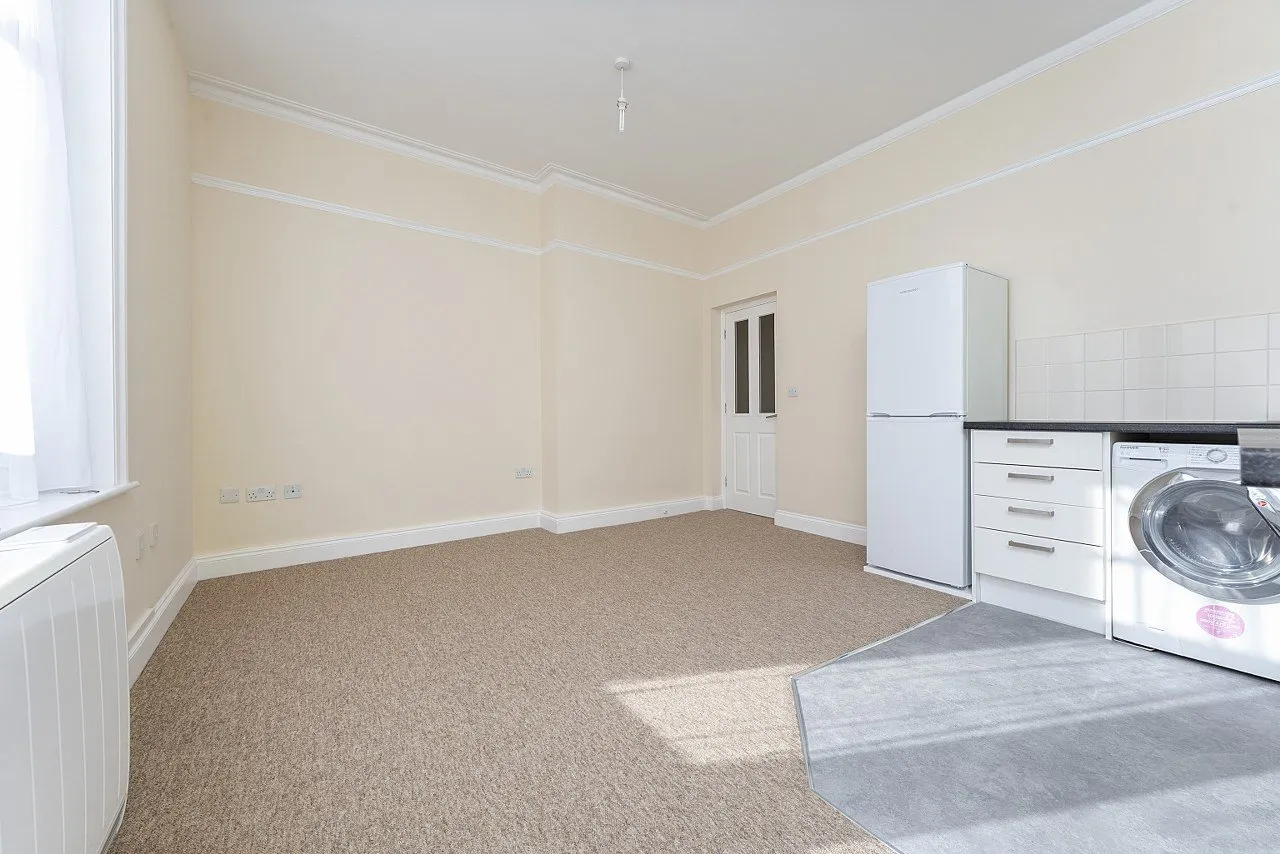 Streatham High Road, Streatham Hill, SW16, photo 3