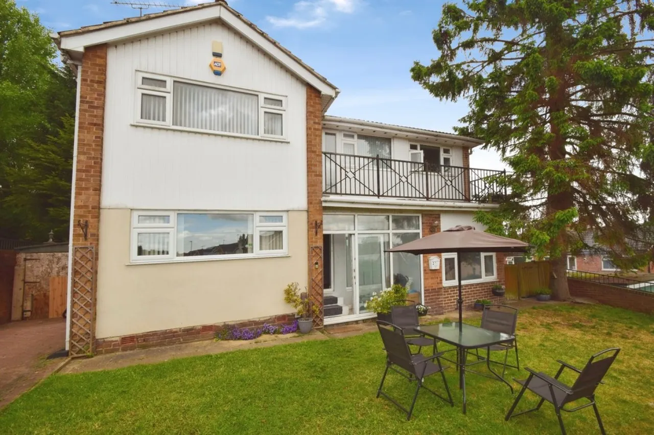 4 bed house for sale — Aireville Rise, Bradford, West Yorkshire