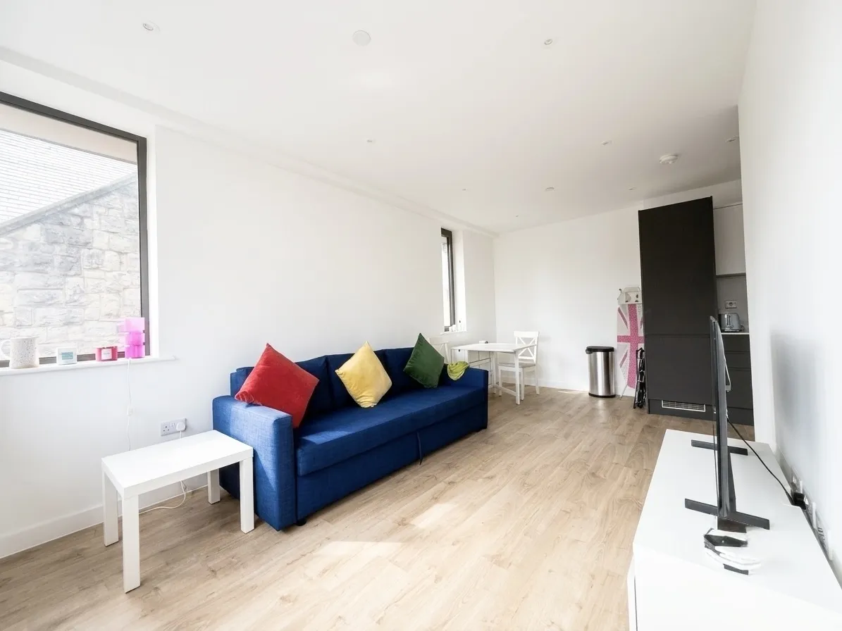 2 bed flat to rent, Station Road, Redhill, RH1