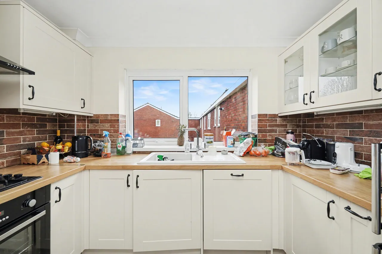 Village Road, Enfield, EN1, photo 2