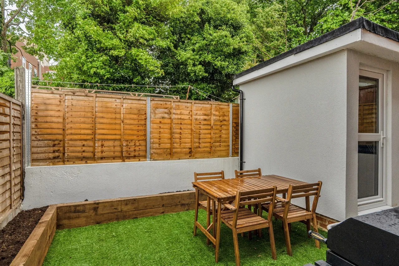 Valley Fields Crescent, Enfield, EN2, photo 2