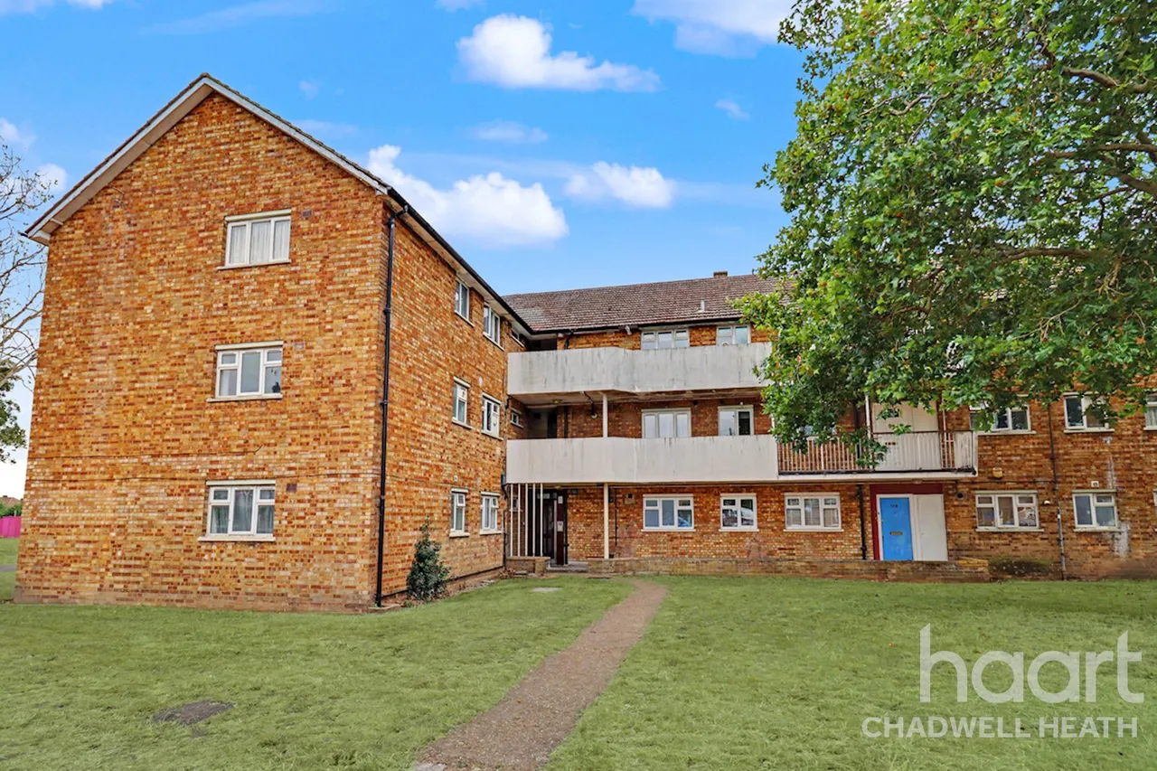 2 bed flat for sale, Padnall Road, Romford, RM6