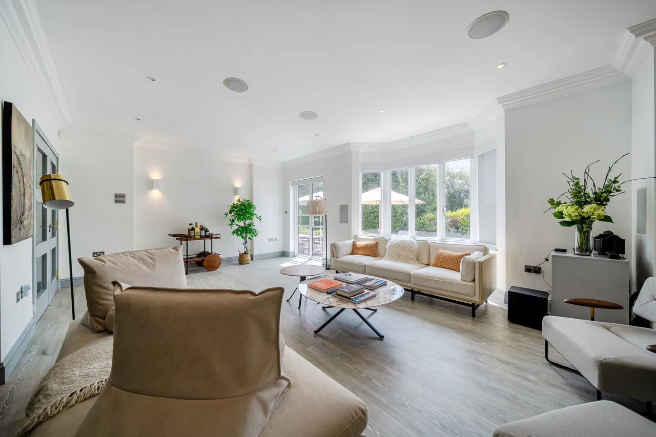 Esher Place Avenue, Esher, KT10, photo 2