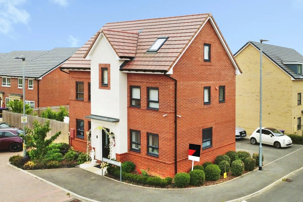 4 bed house for sale — Eveleigh Gardens, Hullbridge, Hockley, Essex, SS5