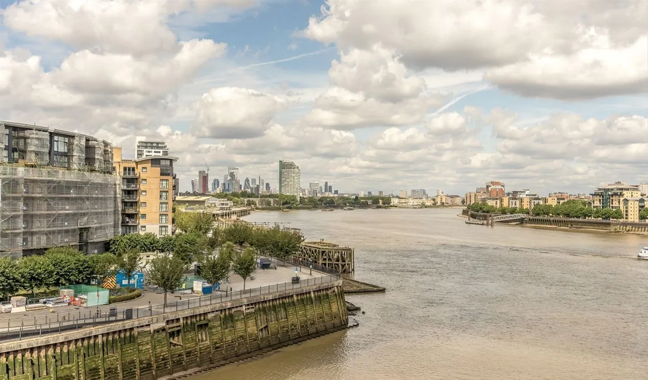 2 bed flat for sale — Admirals Tower, Greenwich, London