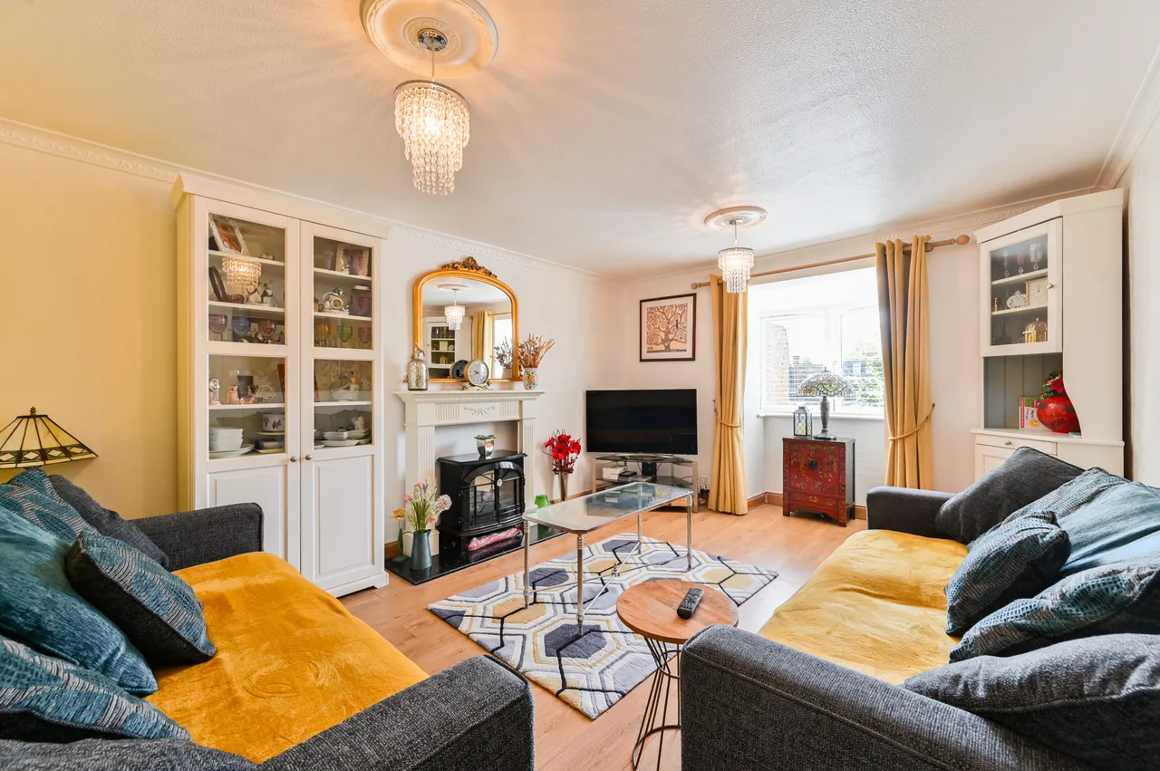 3 bed house for sale — 26 Walton Close, London
