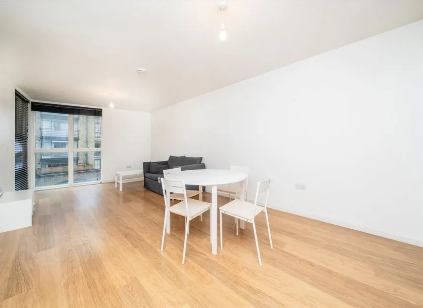 High Street, Brentford, TW8, photo 2