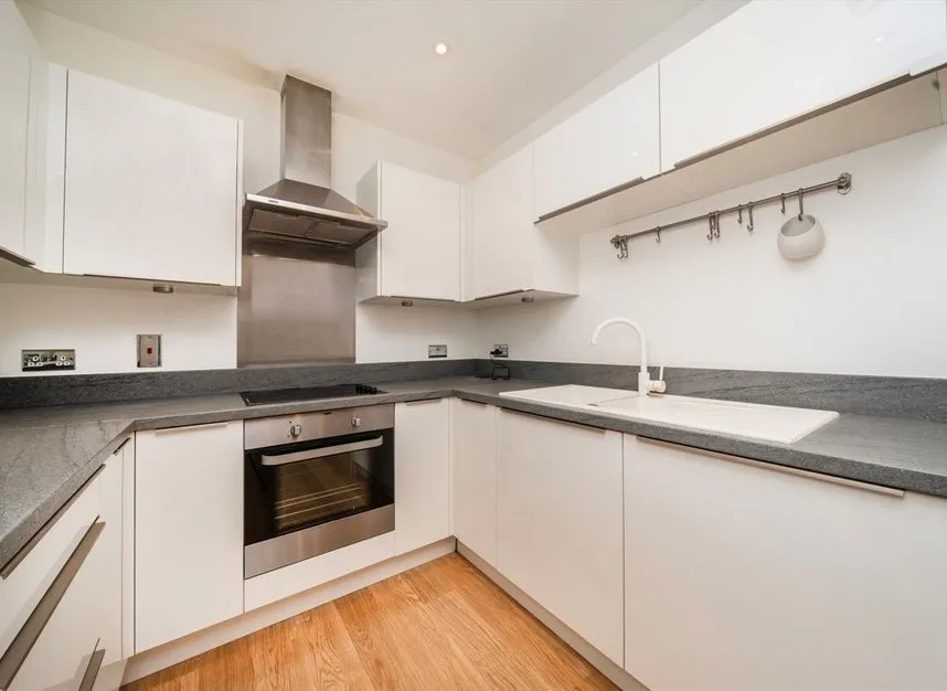 High Street, Brentford, TW8, photo 3