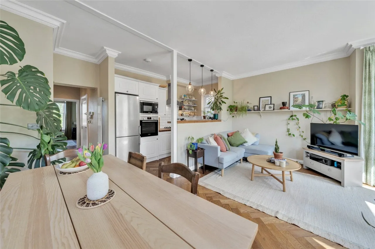 2 bed flat for sale, Minster Road, London, NW2