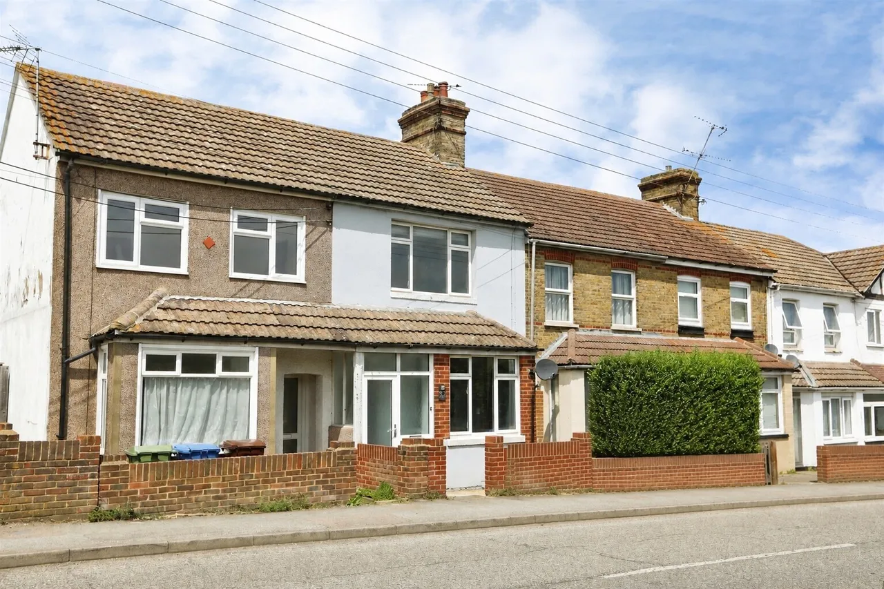 2 bed house for sale — Barton Hill Drive, Minster On Sea, Sheerness