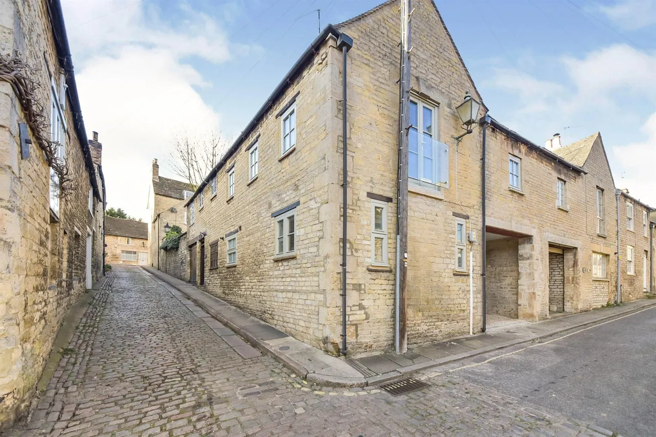 2 bed house to rent — Austin Street, STAMFORD