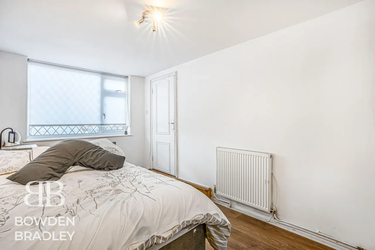 Woodford Avenue, Ilford, IG2, photo 15