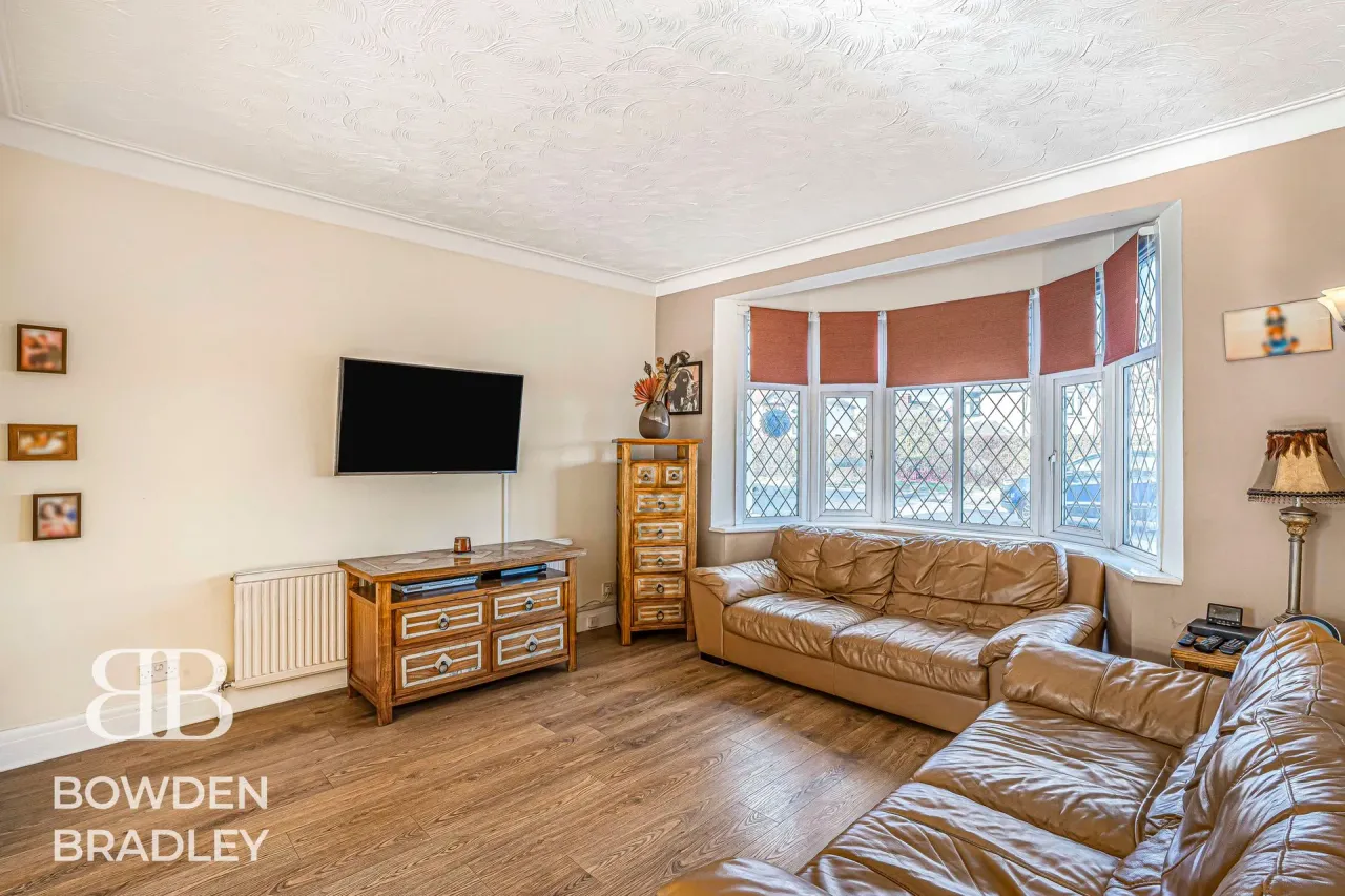 Woodford Avenue, Ilford, IG2, photo 2