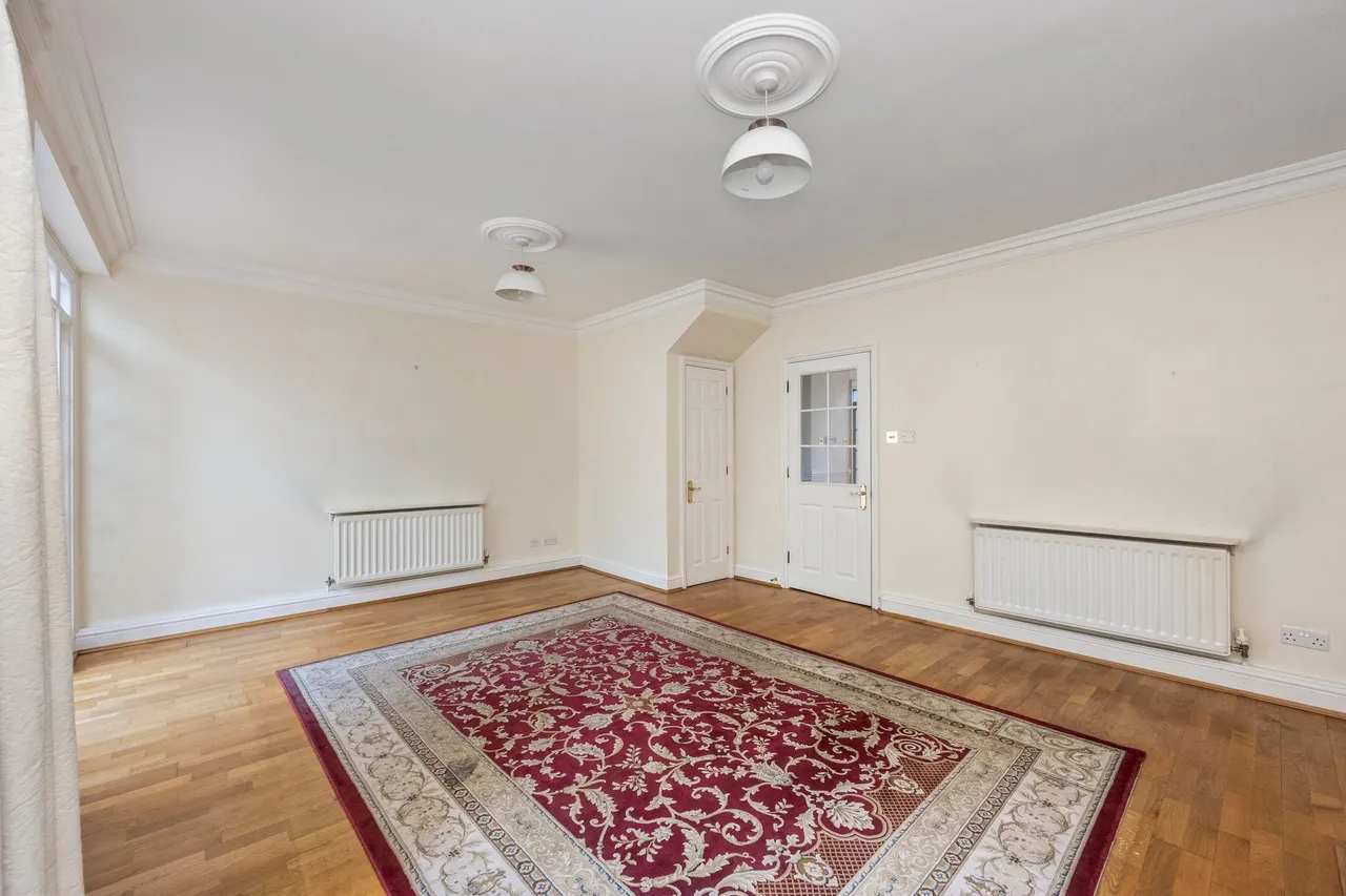 North Parade, Horsham, RH12, photo 12