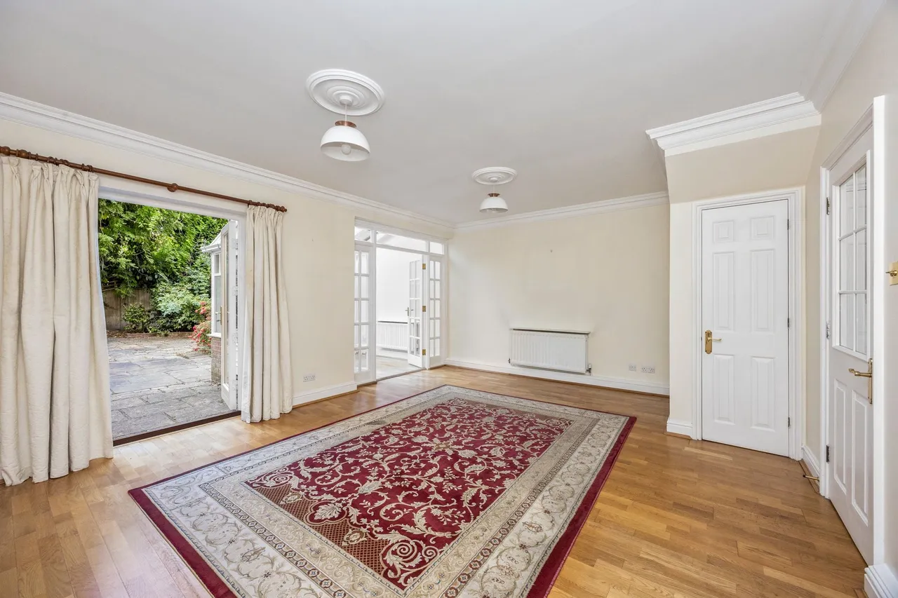North Parade, Horsham, RH12, photo 11